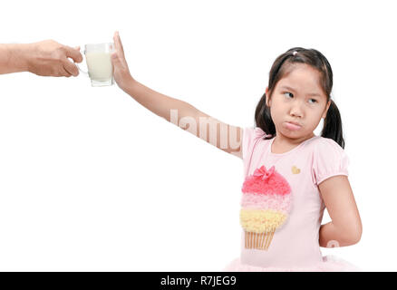 Ennuyer kid girl avec expression de dégoût contre le lait frais isolé sur fond blanc, refusant food concept Banque D'Images