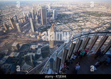 Une vue panoramique sur Dubai à partir de la plate-forme d'observation de la holding record du monde gratte-ciel Burj Khalifa à Dubaï, Émirats arabes unis. Banque D'Images