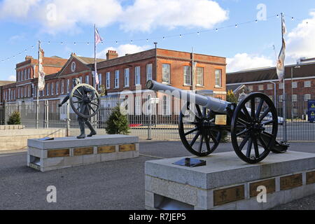 Statues commémorant le canon de campagne "Command", la concurrence historique de Portsmouth, Portsmouth, Hampshire, Angleterre, Grande-Bretagne, Royaume-Uni Royaume-Uni, Europe Banque D'Images