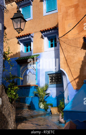 Maroc, Marrakech, Medina, fontaine d'eau et de l'ocre bleu traditionnel entre les maisons peintes en ruelle Banque D'Images