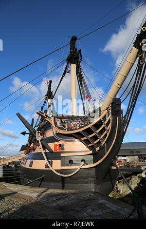 Le HMS Victory, le Vice-amiral Lord Nelson's Dockyard historique, phare, Portsmouth, Hampshire, Angleterre, Grande-Bretagne, Royaume-Uni, UK, Europe Banque D'Images