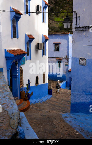 Maroc, Marrakech, Medina, Calle Tunsi & Calle Cadi Rahmuni peinte en bleu, les maisons à flanc de colline Banque D'Images