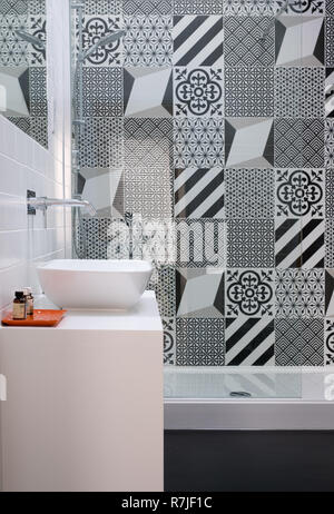 Loft moderne salle de bains avec haut plafond, cabine de douche et de porcelaine monochrome noir et blanc carreaux de mur. Banque D'Images