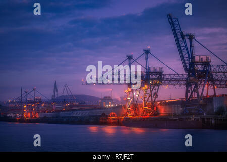 Contexte industriel avec des grues de port en Sestao Banque D'Images