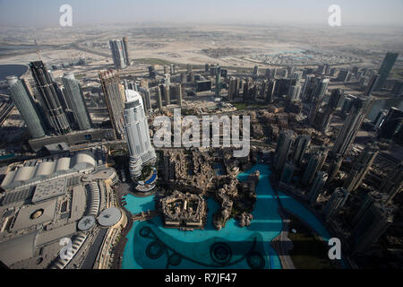 Une vue panoramique sur Dubai à partir de la plate-forme d'observation de la holding record du monde gratte-ciel Burj Khalifa à Dubaï, Émirats arabes unis. Banque D'Images