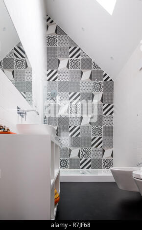 Loft moderne salle de bains avec haut plafond, cabine de douche et de porcelaine monochrome noir et blanc carreaux de mur. Banque D'Images