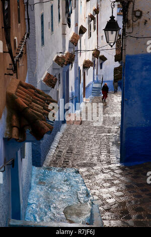 Maroc, Marrakech, Medina, wet rue étroite de la vieille ville Banque D'Images