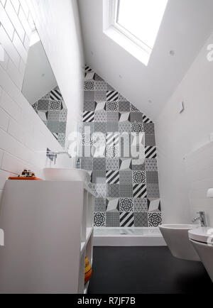 Loft moderne salle de bains avec haut plafond, cabine de douche et de porcelaine monochrome noir et blanc carreaux de mur. Banque D'Images