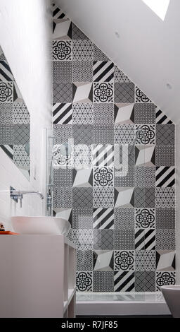 Loft moderne salle de bains avec haut plafond, cabine de douche et de porcelaine monochrome noir et blanc carreaux de mur. Banque D'Images