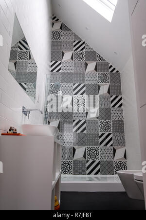 Loft moderne salle de bains avec haut plafond, cabine de douche et de porcelaine monochrome noir et blanc carreaux de mur. Banque D'Images