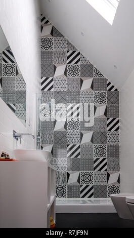 Loft moderne salle de bains avec haut plafond, cabine de douche et de porcelaine monochrome noir et blanc carreaux de mur. Banque D'Images