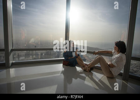 Deux femmes asiatiques touristes dans le record du monde Burj holding Khalia gratte-ciel de Dubaï, Emirats Arabes Unis. Banque D'Images