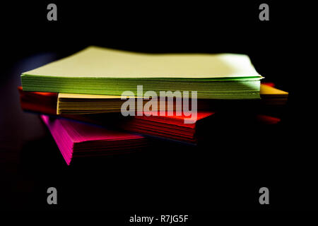 Quatre types de notes adhésives de couleur en formation Banque D'Images