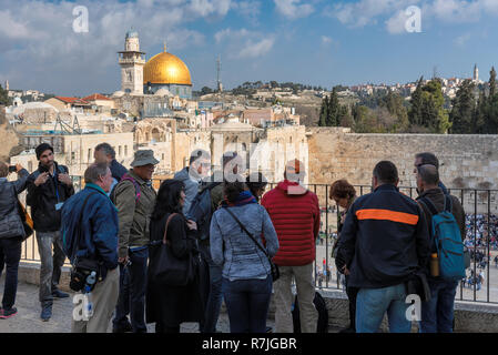 Groupe de touristes sur un circuit historique près du Mur occidental dans la vieille ville de Jérusalem, Israël. Banque D'Images