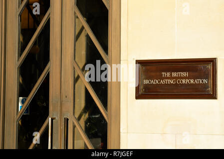 La British Broadcasting Corporation (BBC panneau d'entrée de la maison à Portland Place, London, UK. Les studios de télévision et de radio. Studio Banque D'Images