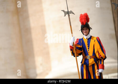 Un membre de la Garde Suisse Pontificale au cours de l'AUDIENCE GÉNÉRALE Mercredi sur la Place Saint Pierre, Vatican, Rome, Italie. 4 mai 2011 © Wojciech Banque D'Images