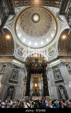 Michelangelo Dome, Baroque et autel papal Baldacchino par Gianlorenzo Bernini et Baroque Cattedra di San Pietro (Chaire de Saint Pierre ou trône de Sa Banque D'Images