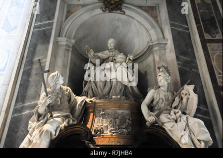 Tombeau du pape Innocent XI dans la Basilique Papale de la Renaissance italienne Maggiore di San Pietro in Vaticano (Basilique Papale de Saint Pierre au Vatican) Banque D'Images