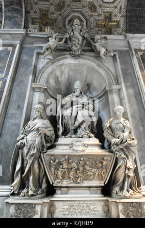 Tombeau du pape Innocent XI dans la Basilique Papale de la Renaissance italienne Maggiore di San Pietro in Vaticano (Basilique Papale de Saint Pierre au Vatican) Banque D'Images