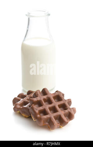 Gaufres avec garniture au chocolat et bouteille de lait isolé sur fond blanc. Banque D'Images