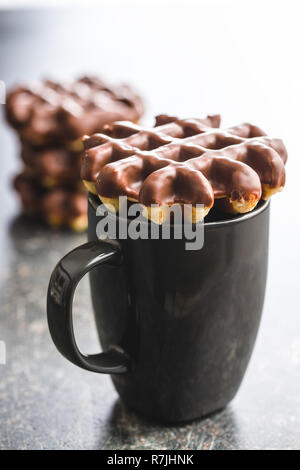 Gaufres avec garniture au chocolat et mug. Banque D'Images
