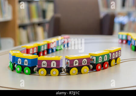 Ce train coloré avec des chiffres et des lettres de l'alphabet peint sur tout sont magnétiquement connecté dans la salle de jeux. Banque D'Images