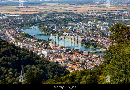 Vue sur la vieille ville de Heidelberg, Neckar Neckar, vieux pont, derrière les nouveaux quartiers, Allemagne Banque D'Images