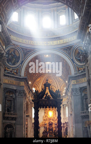 Michelangelo Dome, Baroque et autel papal Baldacchino par Gianlorenzo Bernini et Baroque Cattedra di San Pietro (Chaire de Saint Pierre ou trône de Sa Banque D'Images