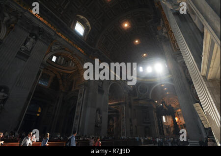 Michelangelo Dome, Baroque et autel papal Baldacchino par Gianlorenzo Bernini et Baroque Cattedra di San Pietro (Chaire de Saint Pierre ou trône de Sa Banque D'Images