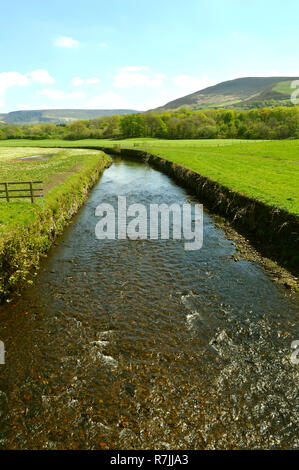 Dans Friezland Tame River dans le parc national de Peak District Banque D'Images