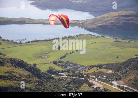 Parapente Solo au-dessus du lac Wanaka, Nouvelle-Zélande Banque D'Images