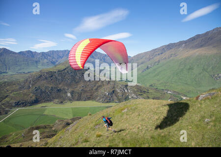 Parapente Solo au-dessus du lac Wanaka, Nouvelle-Zélande Banque D'Images