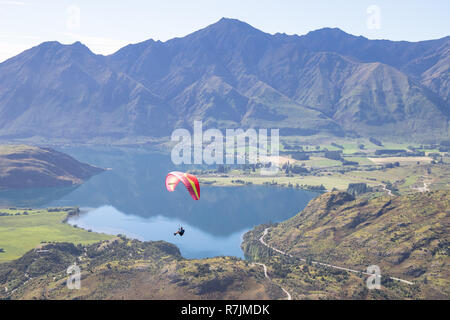 Parapente Solo au-dessus du lac Wanaka, Nouvelle-Zélande Banque D'Images