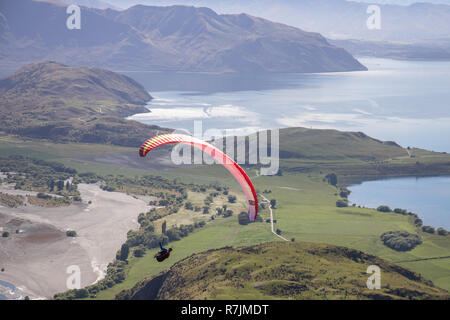 Parapente Solo au-dessus du lac Wanaka, Nouvelle-Zélande Banque D'Images