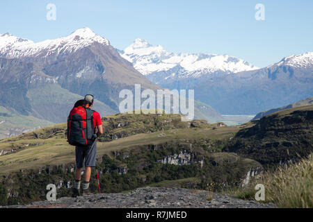 Parapente Solo au-dessus du lac Wanaka, Nouvelle-Zélande Banque D'Images