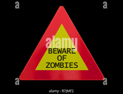 Panneau de circulation isolés - Méfiez-vous des zombies - sur noir Banque D'Images