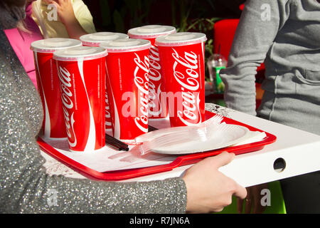 Le Bélarus, la ville de Gomel, 13 octobre 2018. Food Festival. Verres en plastique de Coca Cola sur un plateau ; Banque D'Images