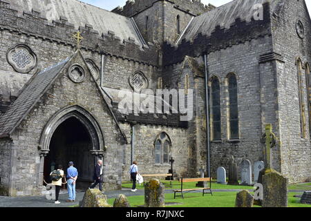 Les touristes visitant la cathédrale de pierre gothique majestueux Saint Canice à Kilkenny en Irlande. Banque D'Images