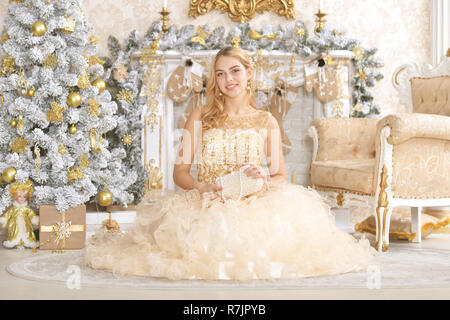 Jeune femme posant dans la salle décorée pour les fêtes de Noël Banque D'Images