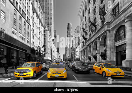 NEW YORK - 15 avril : les taxis jaunes se déplace sur la 5e Avenue, le 15 avril 2016 à New York, USA. 5e Avenue est une route centrale de Manhattan, le plus coûteux Banque D'Images