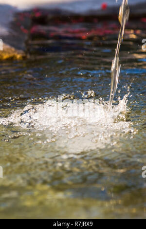 Gouttes d'eau à une vieille fontaine en Provence, France Banque D'Images