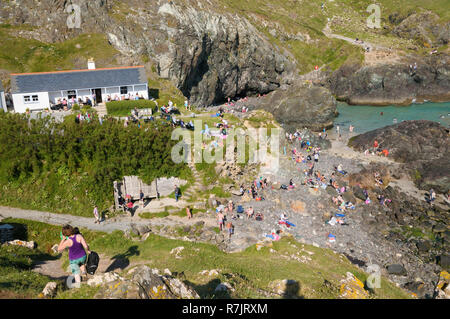 Les touristes à bronzer sur les rives rocheuses de Kynance Cove à côté du cafe, Cornwall, England, UK Banque D'Images