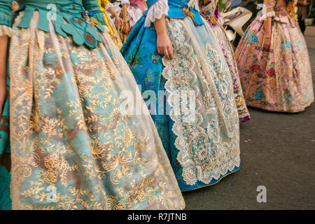Fallas festival. Parade. Falleras, les femmes en costume traditionnel. Valence. Communauté de Valence. L'Espagne. Patrimoine Culturel Immatériel de l'humanité. L'UNESCO Banque D'Images