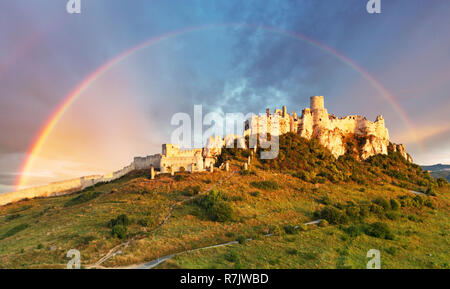 Ruine de Château de Spissky en Slovaquie au lever du soleil Banque D'Images