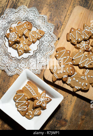 Mise à plat de l'image trois plaques de biscuits de pain d'épices Banque D'Images