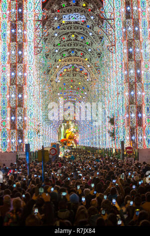 Fallas festival. La rue éclairée. Valence. Communauté de Valence. L'Espagne. Patrimoine Culturel Immatériel de l'humanité. L'UNESCO Banque D'Images