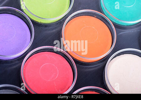 Les pots de peinture en couleurs assorties. close up Banque D'Images