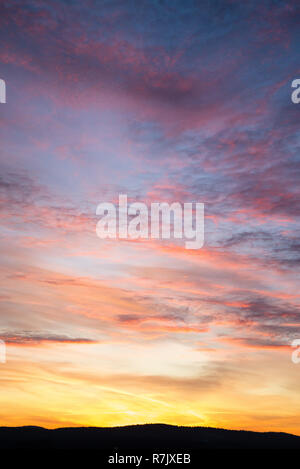 Ciel dramatique avec de gros nuages dans le coucher du soleil. Le soleil est beau et briser les nuages. La verticale Banque D'Images