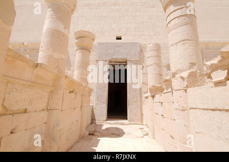 Entrée du sanctuaire, temple funéraire d'Hatshepsout, le temple de Louxor, UNESCO World Heritage site, Thèbes, Luxor Banque D'Images