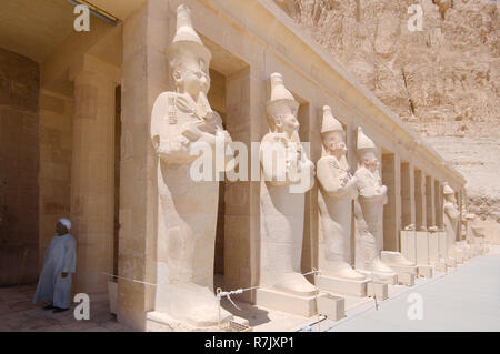 Statues en pierre de la Reine Hatchepsout, temple funéraire d'Hatshepsout, le temple de Louxor, UNESCO World Heritage site, Thèbes, Luxor Banque D'Images